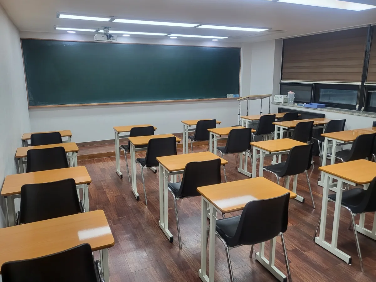 중구 반구동 스터디룸 미팅룸 장비 주변 정밀 위생청소 사례 - 행진크린
