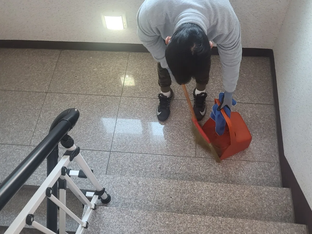 중구 반구동 건물 공동현관 장비 주변 정밀 위생청소 사례 - 행진크린